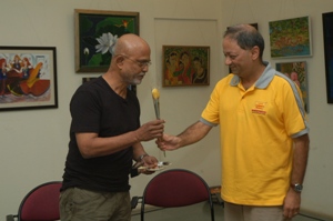 Milind Sathe felicitates Prabhakar Kolte at Indiaart